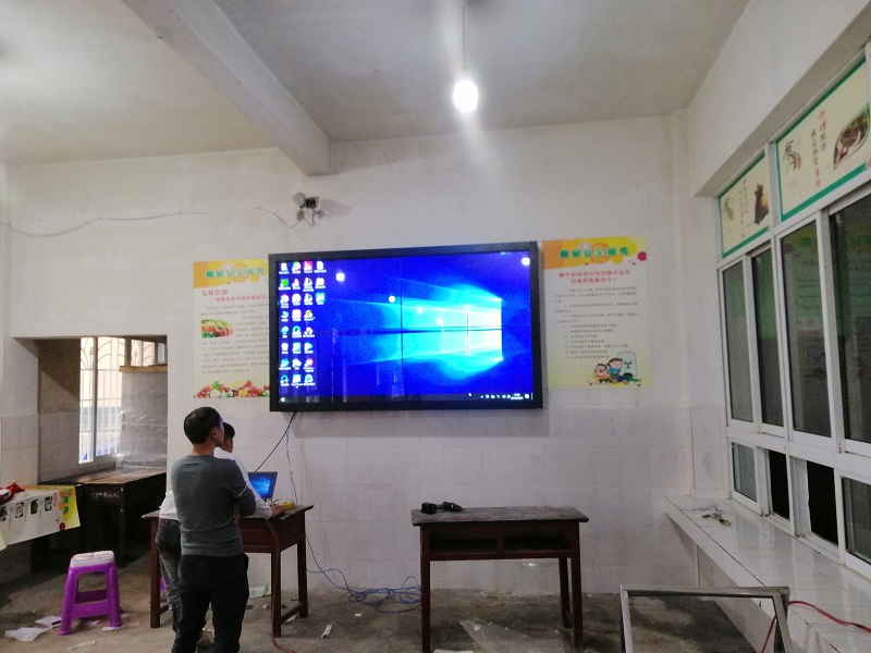 华邦瀛触摸式液晶拼接屏入驻云南中心小学，把“视界”带进校园食堂